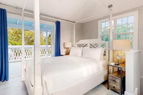 基韦斯特Julia Whitehead Guest Suites的白色卧室设有床和窗户
