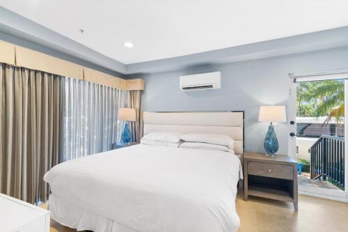 劳德代尔堡Isle of Venice Residence and Marina的卧室设有一张白色大床和一扇窗户。