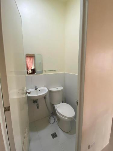卡加盐德奥罗New 2 Bedroom Home的一间带卫生间和水槽的小浴室