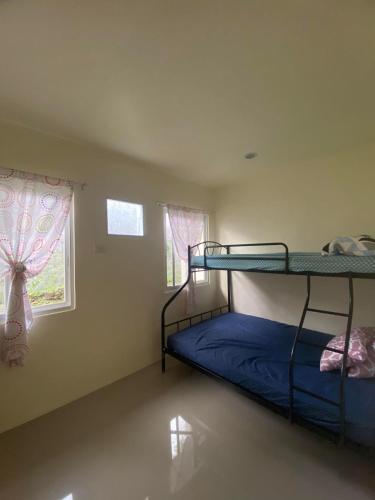 卡加盐德奥罗New 2 Bedroom Home的一间卧室设有两张双层床和一扇窗户。