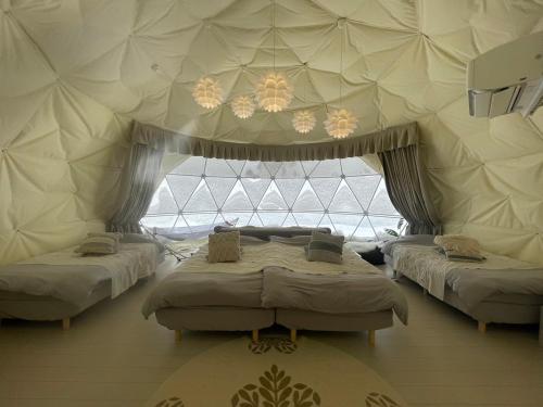 留寿都村克莱兹德尔留寿都酒店的一间卧室设有两张位于圆顶天花板上的床铺。