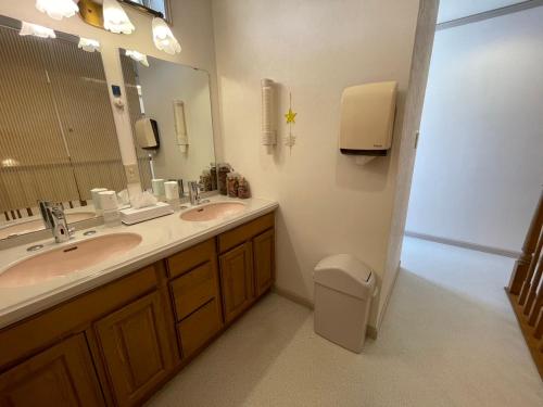 留寿都村克莱兹德尔留寿都酒店的一间带两个盥洗盆和大镜子的浴室