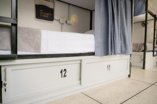 佩雷拉DeRequka Hostel的卧室配有一张位于抽屉顶部的床