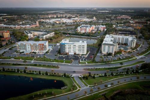 奥兰多Aloft Orlando Lake Buena Vista的城市的空中景观,建筑和水