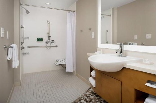 里奇兰杰克逊北/里奇兰万豪斯普林希尔套房酒店的白色的浴室设有水槽和淋浴。
