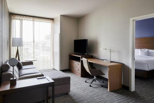 达拉斯Residence Inn By Marriott Dallas By The Galleria的酒店客房配有一张床和一张带电脑的书桌