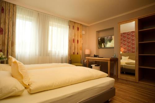 Lautertal库拉普克罗兹霍夫乡村酒店的酒店客房配有两张床和一张书桌