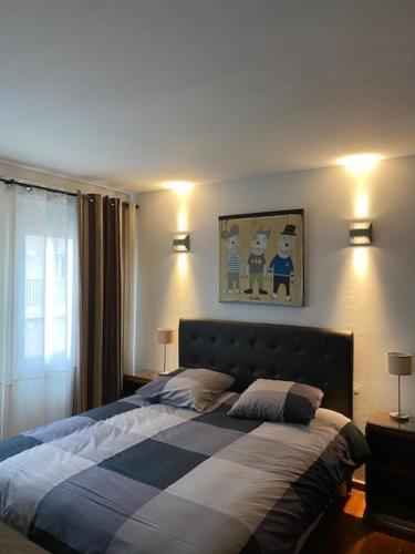 佩皮尼昂Le Patio Père Pigne Guestroom的一间卧室配有一张带蓝白色毯子的床