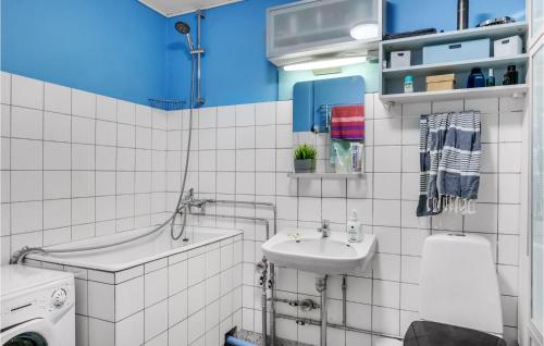 哥本哈根1 Bedroom Amazing Apartment In Kbenhavn Sv的白色瓷砖浴室设有水槽和浴缸