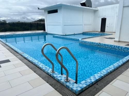 话毛生HASSMA Studio Apartment with Pool的水中带两个把手的大型游泳池