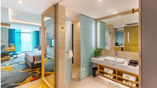 西哈努克Won Majestic Hotel Cambodia的一间带水槽和镜子的浴室