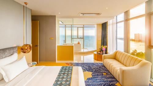 西哈努克Won Majestic Hotel Cambodia的酒店客房,配有床和沙发
