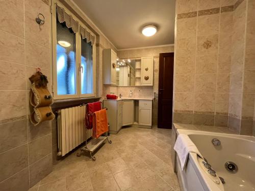 诺维利古雷卡希纳夫乐特农家乐的带浴缸和盥洗盆的浴室