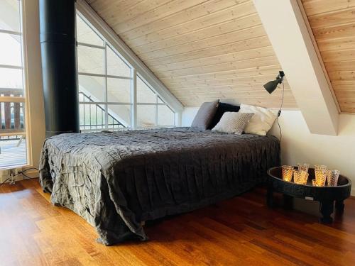 瓦埃勒Assendrupgaard Vejle的一间卧室设有一张床和一个大窗户