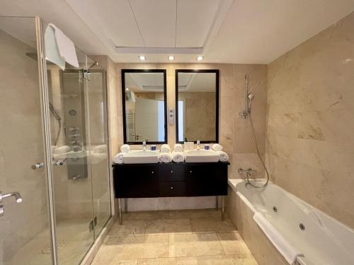 卡萨雷斯Apartamento VISTA MAR的浴室配有水槽、淋浴和浴缸。