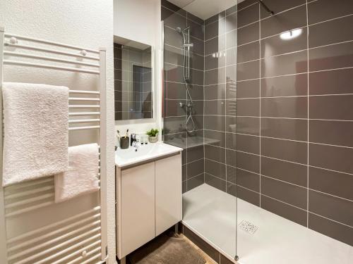 梅里尼亚克RESIDENCE SWEETLY ISATIS的带淋浴、盥洗盆和镜子的浴室