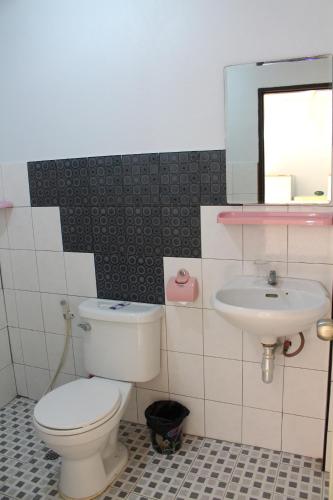清迈OYO 75420 Howto Hotel的一间带卫生间和水槽的浴室