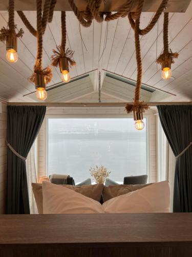 BrygghaugenNorwegian Wild的带沙发和大窗户的客厅