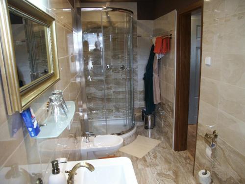 爱丁堡酒店的一间浴室
