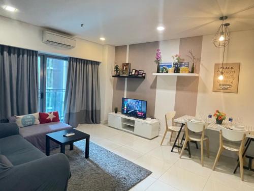 吉隆坡Mercu Summer Suite KLCC by Minshuku的客厅配有沙发和桌子