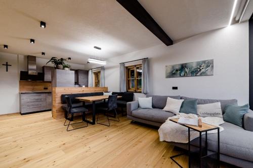 朗根旺Heselehof Waldchalets的客厅配有沙发和桌子