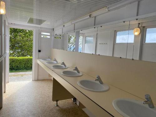 LanvéocCamping Cap-Ouest的浴室设有一排盥洗盆和镜子