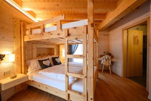 泰尔拉戈TerrazzaPaganella的小木屋内一间卧室(带双层床)