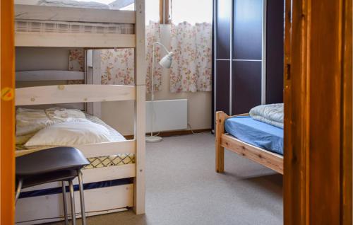 霍夫登Hovden Alpin Apartments的双层床间 - 带两张双层床和椅子