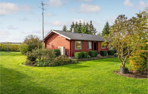 斯波斯比约Awesome Home In Rudkbing With Kitchen的一座带绿色庭院的红色小房子