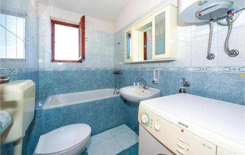 扎格拉维奇Cozy Apartment In Kanica With Wifi的蓝色和白色的浴室设有卫生间和水槽