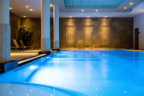 安特卫普希立特酒店的蓝色的酒店的大型游泳池