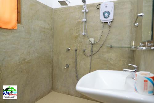 达瓦拉维Nil Bawana Nature Resort的带淋浴和盥洗盆的浴室