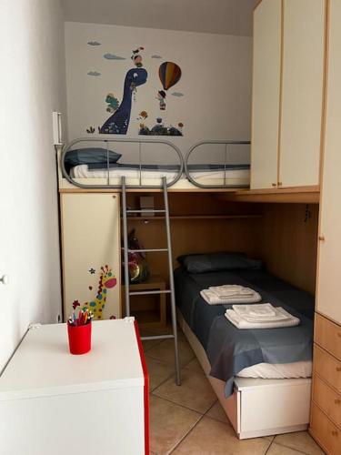 奥列纳Sardegna: mare e montagna IUN R0346的一间小卧室,配有双层床和书桌