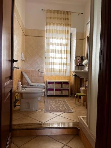奥列纳Sardegna: mare e montagna IUN R0346的一间带卫生间和窗户的小浴室
