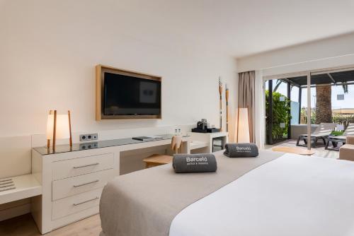 卡勒达德福斯特Barceló Fuerteventura Mar的酒店客房,配有床和电视