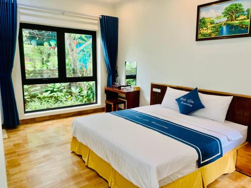 宁平Tam Coc Minh Gia Homestay的一间卧室设有一张大床和两个窗户。