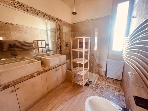 阿拉西奥Residence Conchiglia Aparthotel的浴室设有2个水槽和镜子