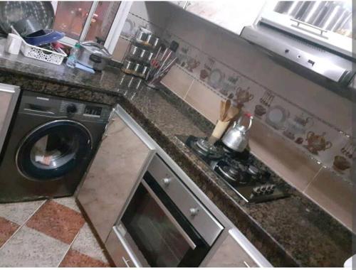 卡萨布兰卡Apartment bien equipee acasa的厨房配有炉灶和洗衣机。