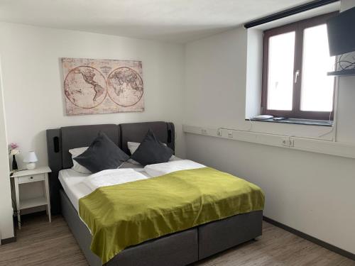 雷根斯堡Hostel am Ostentor的一间卧室配有一张黄色毯子床