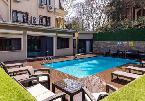伊斯坦布尔BayMari Suites Plus Florya的一座建筑物中央的游泳池