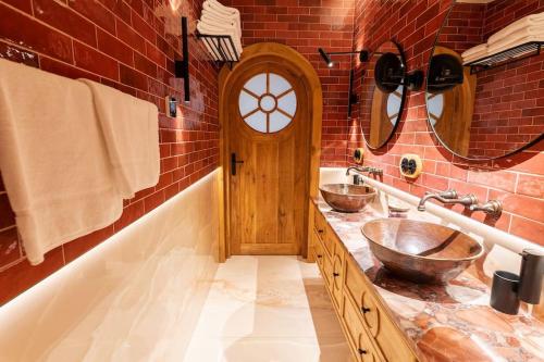 布伦纳Pagórek w Brennej的浴室设有2个水槽、镜子和浴缸。