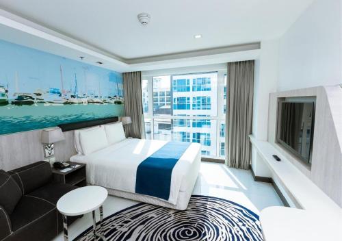 芭堤雅市中心Holiday Inn Express Pattaya Central, an IHG Hotel的酒店客房,配有床和沙发