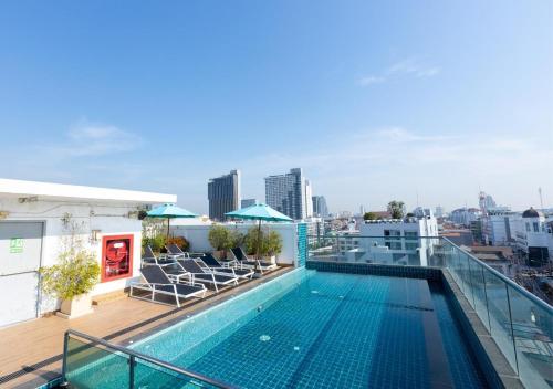 芭堤雅市中心Holiday Inn Express Pattaya Central, an IHG Hotel的建筑物屋顶上的游泳池