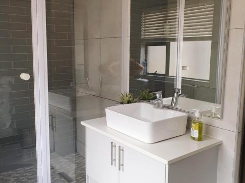 比勒陀利亚Studio's@360onChurch的浴室配有白色水槽和淋浴。