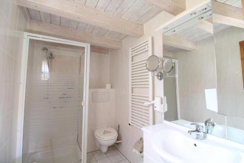 新策勒Kummerower Hof的白色的浴室设有卫生间和水槽。