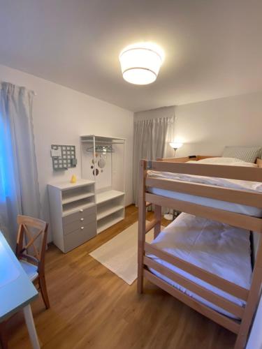 维也纳Christl - Apartment mit Garten und Pool zur Mitbenutzung的一间卧室配有两张双层床和一张书桌