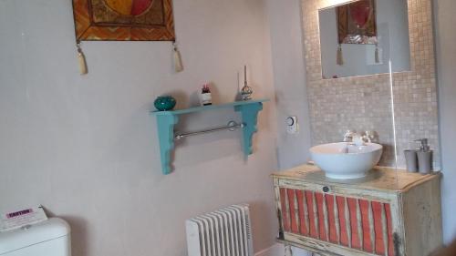 Gournay-Loizé拉格兰奇德古尔住宿加早餐旅馆的一间带水槽和卫生间的浴室