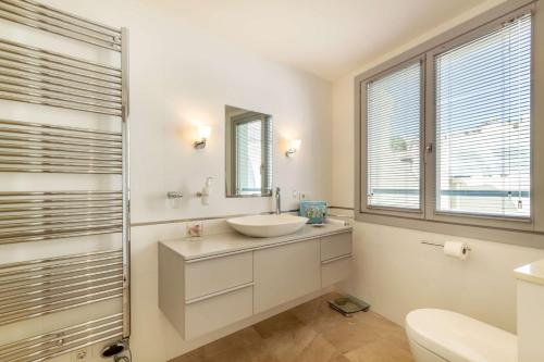 波连斯萨Can Aloy的白色的浴室设有水槽和镜子
