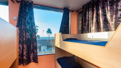 莫尔穆冈HOTEL AVISHA Residency的一间卧室配有双层床和窗户。
