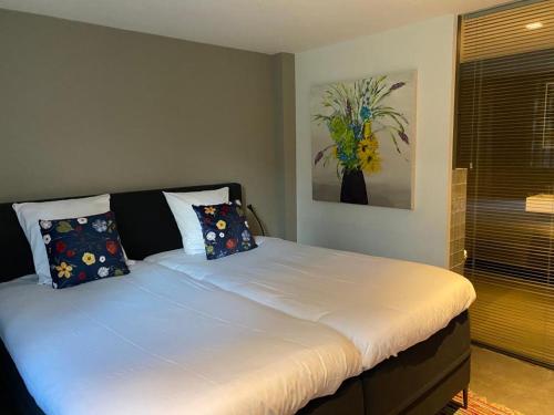 阿莫隆根23号住宿加早餐旅馆的一间卧室配有一张大床和枕头